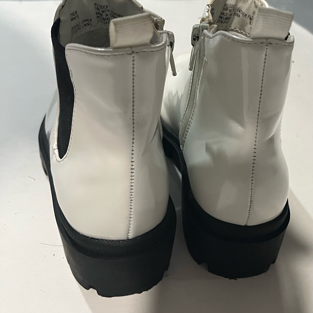 Steve Madden White and Black Sandals - Picture 5 of 11